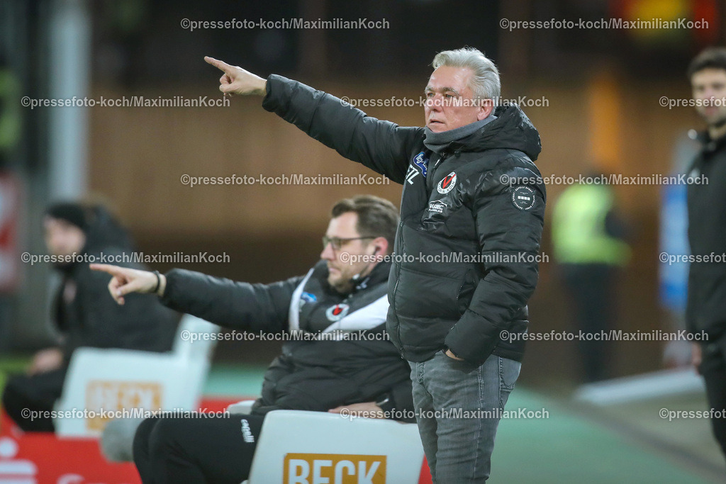 RWE3Liga23012401066 | 23.01.2024, Essen, Fußball, bwin 3. Liga Herren, Stadion an der Hafenstraße, 22. Spieltag Saison 2023 2024, Rot-Weiss Essen – FC Viktoria Köln:  Trainer Olaf Janßen (Viktoria Köln) steht gestikulierend an der Seitenlinie. 
DFB regulations prohibit any use of photographs as image sequences and or quasi-video.