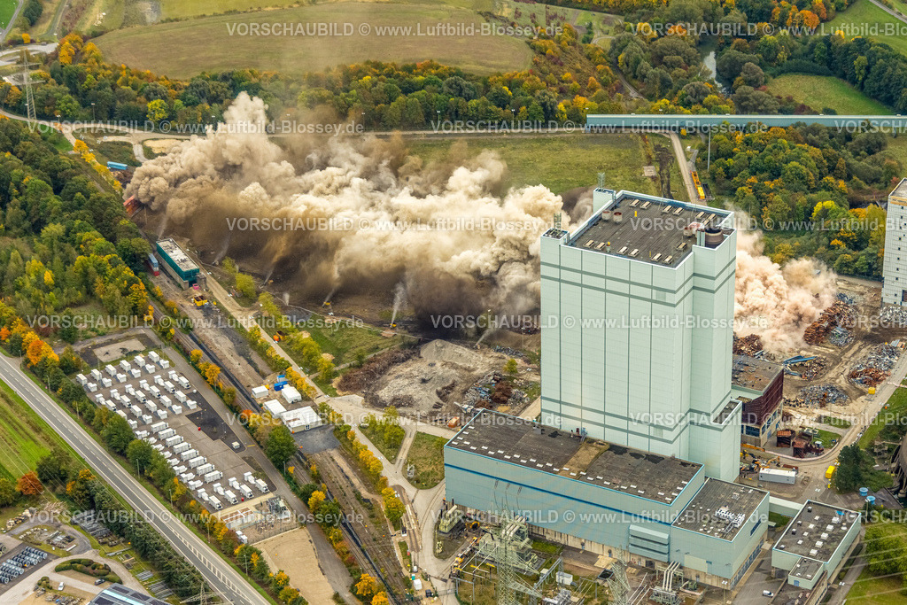 Hamm251000192Gersteinwerk | Luftbild, mit großem interesse verfolgten tausende Zuschauer die Sprengung des Gersteinwerk Schornsteins mit einer halben Stunde Verspätung. Der 282 Meter hohe RWE-Schornstein fiel exakt in das vorbereitete Schotterbeet. Stadtgrenze Werne, Hamm Nordrhein-Westfalen, Deutschland