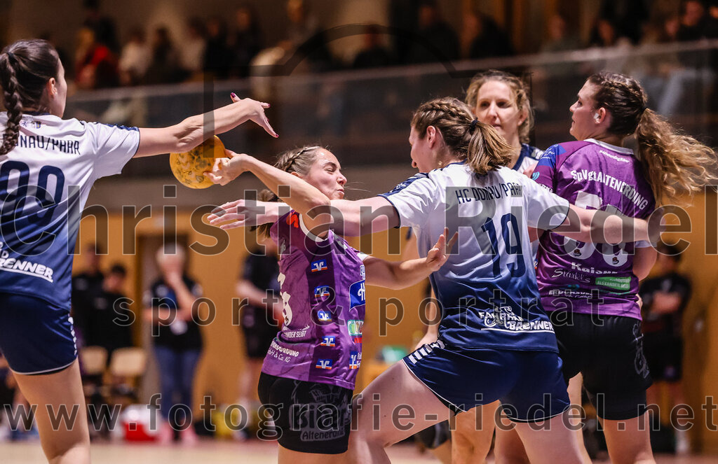 2024-11-24_097_SpVgg_Altenerding_gegen_HC_Donau-Paar_II | Erding, Deutschland, 24.11.2024:Handball, Bezirksoberliga Frauen Altbayern 2024 / 2024, 6. Spieltag, SpVgg Altenerding gegen HC Donau/Paar II, Endergebnis: 24:24Lena Prem (SpVgg Altenerding, #5), Sandra Geßner (HC Donau/Paar, #19), Verena Kaiser (SpVgg Altenerding, #55)Foto: Christian Riedel / fotografie-riedel.net