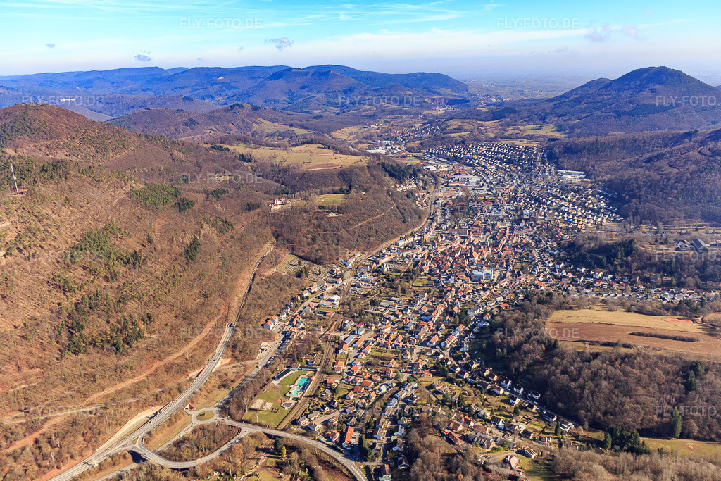 Luftbild: Ortsansicht von Westen in Annweiler am Trifels im Bundesland Rheinland-Pfalz in Deutschland. Foto: IMG_096998.jpg vom 25.02.2017 durch Werner Riehm/FLY-FOTO.de