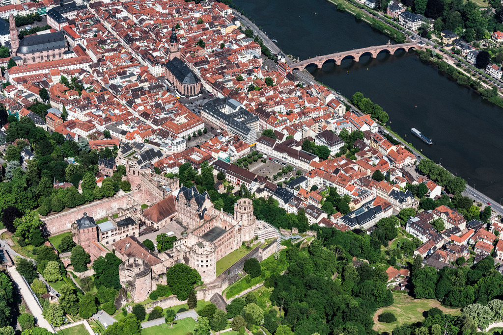 dr__0018041.jpg | HEIDELBERG 01.06.2017 Altstadtbereich und Innenstadtzentrum  am Flussufer des Neckar in Heidelberg im Bundesland Baden-Württemberg, Deutschland. // Old Town area and city center on Flussufer of Neckar in Heidelberg in the state Baden-Wuerttemberg, Germany. Foto: Daniel Reiter