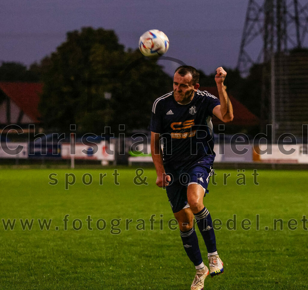 2023-08-22_078_FC_Finsing_gegen_SC_Moosen-Vils | Finsing, Deutschland, 22.08.2023:
Fußball, Kreisliga 2023 / 2024, 5. Spieltag, FC Finsing gegen SC Moosen/Vils, Endergebnis: 5:0

Michael Willmes (SC Moosen/Vils, #15)

Foto: Christian Riedel / fotografie-riedel.net