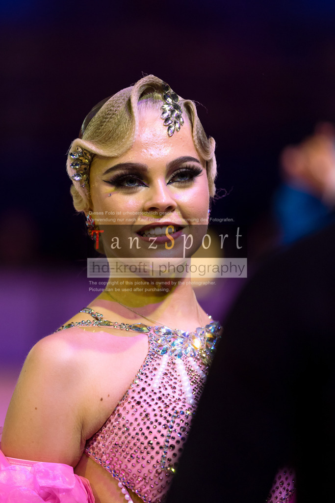 20241215_WDSF_Int_Open_Std-Riga-9337 | Tanzsportbilder, Standardtanz, Lateintanz, WDSF, DTV, LTVB, dancecomp, goc, hessen tanzt, blaues band der spree, walzer, tango, wiener walzer, slowfox, quickstepp, samba, rumba, cha-cha-cha, paso doble. jive, hd-kroft photography, turniertanzsport