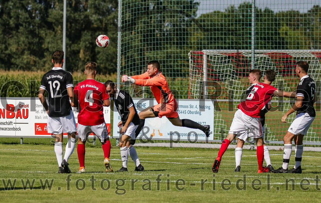 2023-08-20_054_TuS_Oberding_gegen_FC_Finsing_II | Oberding, Deutschland, 20.08.2023:
Fußball, Kreisklasse 2023 / 2024, 3. Spieltag, TuS Oberding gegen FC Finsing II, Endergebnis: 1:1

Markus Weber (TuS Oberding, #12), Stefan Jell (FC Finsing, #4), Torwart Alexander Strobl (TuS Oberding, #1), Leon Engelhard (FC Finsing, #8)

Foto: Christian Riedel / fotografie-riedel.net