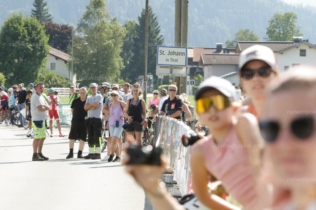 1116_20230817_Bewerb_Maenner_Muehlanger | AUT - OESTERREICH, 2023-08-16: SPORT RENNRAD-FAHREN - 55. INTERNATIONALER RADWELTPOKAL IN ST. JOHANN IN TIROL  - Vintage-Radrennen mit WM-Bronze-Medaillen-Siegerin Christina Schweinberger, den Teilnehmer und Alexander Baumann (vom Orginastions-Team) - TAG 2 BEWERB MAENNER IN SECHS GRUPPEN  ; Foto: Roland Muehlanger