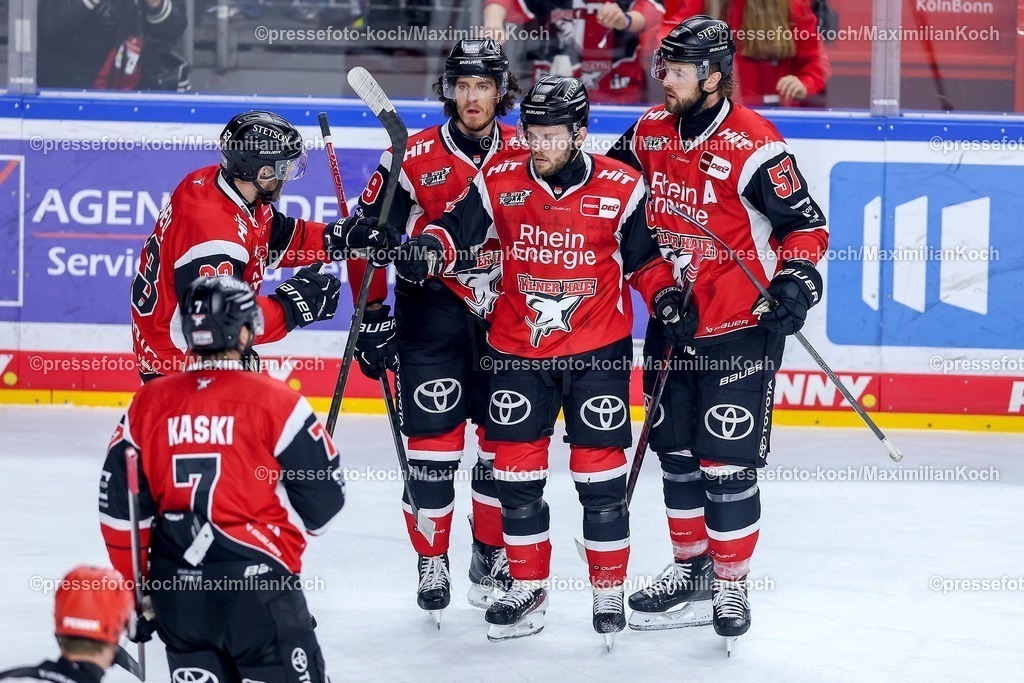KEC20042601029 | 20.04.2026, Eishockey, DEL Halbfinale Play-Offs, Kölner Haie - Eisbären Berlin, Spiel 6, Lanxess-Arena Köln: Torjubel nach dem Tor zum 1:2 durch Torschütze Parker Tuomie (Kölner Haie #62)  zusammen mit  Gregor MacLeod (Kölner Haie #89) Brady Austin (Kölner Haie #57) Patrick Russell (Kölner Haie #63) Oliwer Kaski (Kölner Haie #07) 