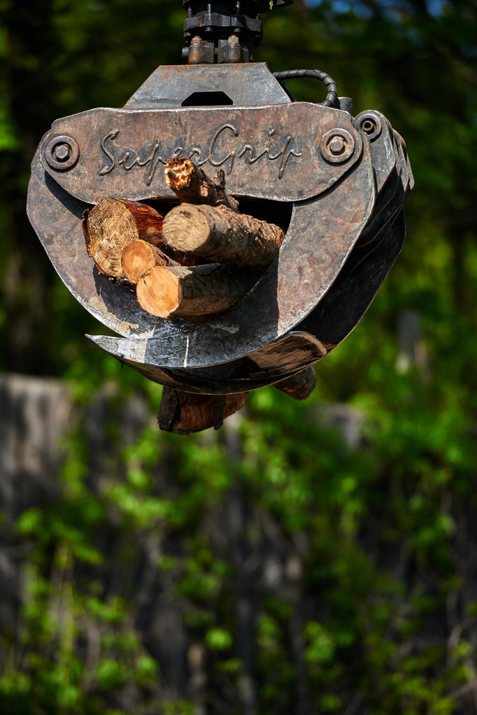 Waldköhlerei Hochecker | Michelbach, Austria - May 08, 2019: Waldköhlerei Hochecker, die 2011 in das Nationale Verzeichnis des immateriellen Kulturerbes der UNESCO aufgenommen wurde, produziert noch echte Holzkohle; Detail vom Holzkran. - Realisiert mit Pictrs.com