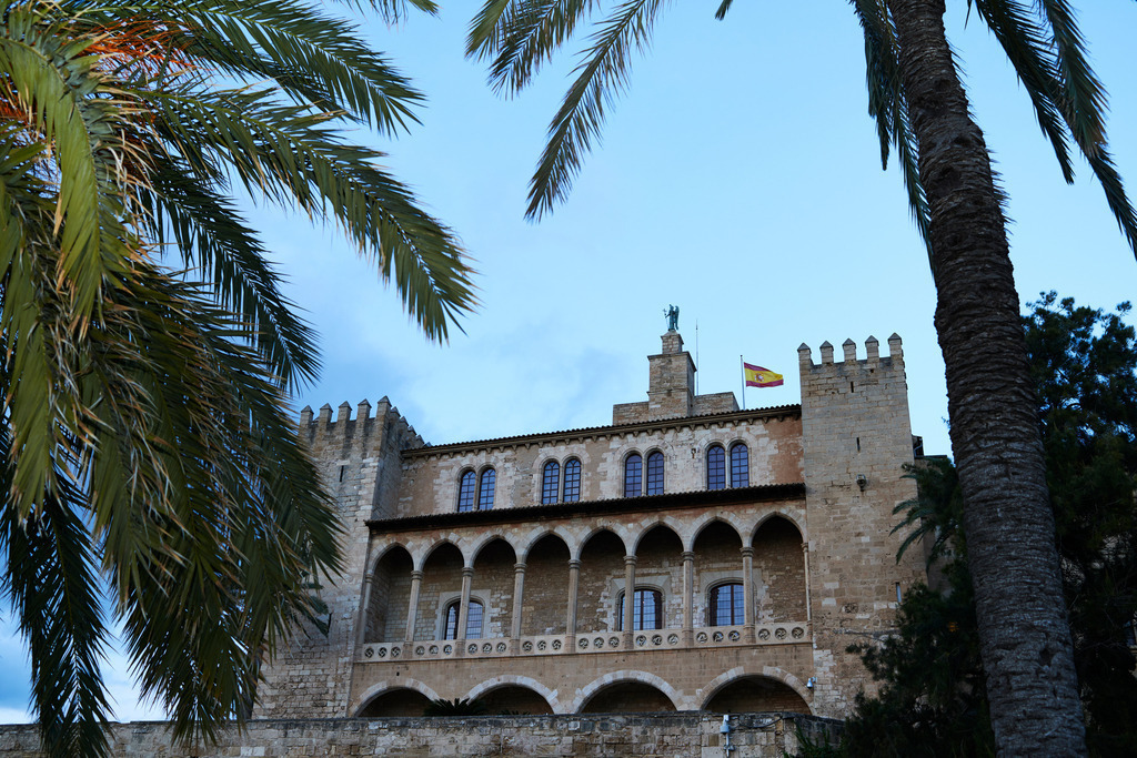 Palast mit Palmen | Palma de Mallorca, Spanien - December 28, 2013: Palast mit Palmen. - Realisiert mit Pictrs.com