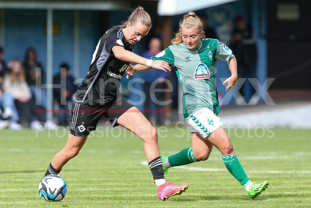 Fussball, Testspiel Frauen, Hamburger SV - SV Werder Bremen | v.li.: Victoria Schulz (Hamburger SV, 19) und Ricarda Walkling (SV Werder Bremen, 13) im Zweikampf, Duell, Dynamik, Aktion, Action, Spielszene