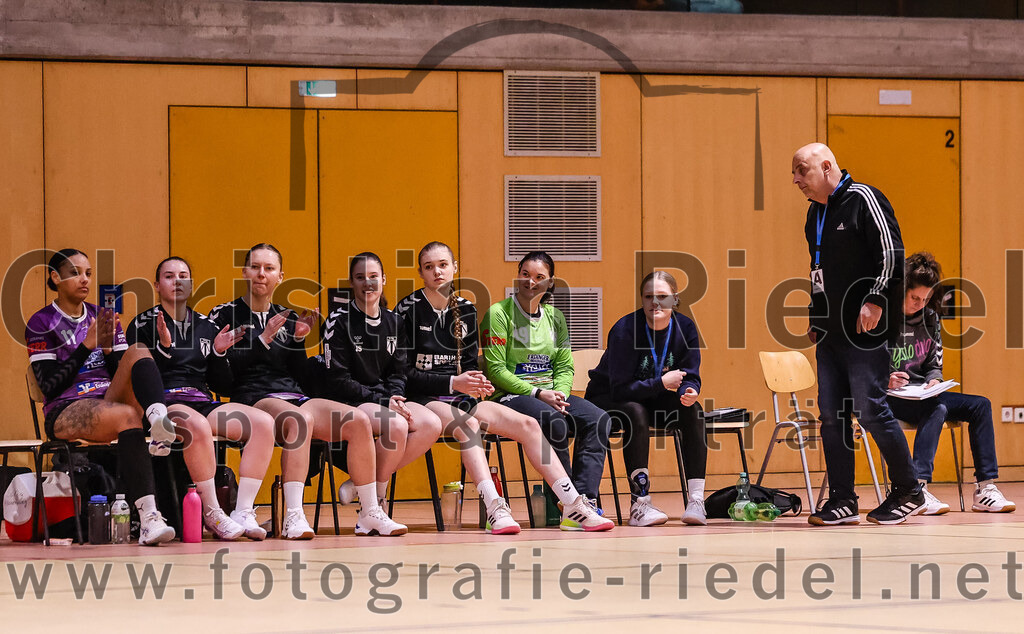 2025-01-11_091_SpVgg_Altenerding_gegen_HF_Scheyern | Erding, Deutschland, 11.01.2025:Handball, Bezirksoberliga Frauen Altbayern 2024 / 2024, 10. Spieltag, SpVgg Altenerding gegen HF Scheyern, Endergebnis: 20:23Nikayla Alston (SpVgg Altenerding, #11), Torfrau Anna-Lena Schmitt (SpVgg Altenerding, #99), Lara Kullmann (SpVgg Altenerding, #16), Trainer Michael Wienerl (SpVgg Altenerding), Trainer Birgit Steininger (SpVgg Altenerding)Foto: Christian Riedel / fotografie-riedel.net