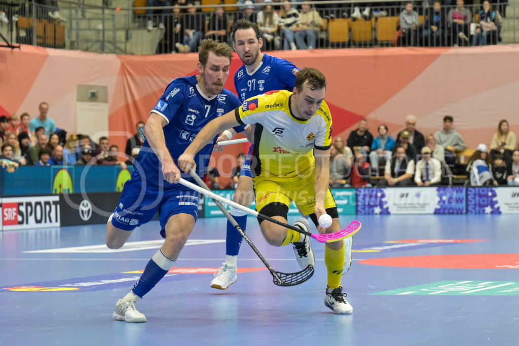 Zug United vs HC Rychenberg - 22. February 2025 | Zug United vs HC RychenbergSporthalle Wankdorf, BernManuel Maurer (#11 HC Rychenberg Winterthur) zwischen Tobias Gustafsson (#7 Zug United) und Robin Nilsberth (#97 Zug United).Bild: Sportfotografie Markus Aeschimann | www.markus-aeschimann.ch - Realisiert mit Pictrs.com