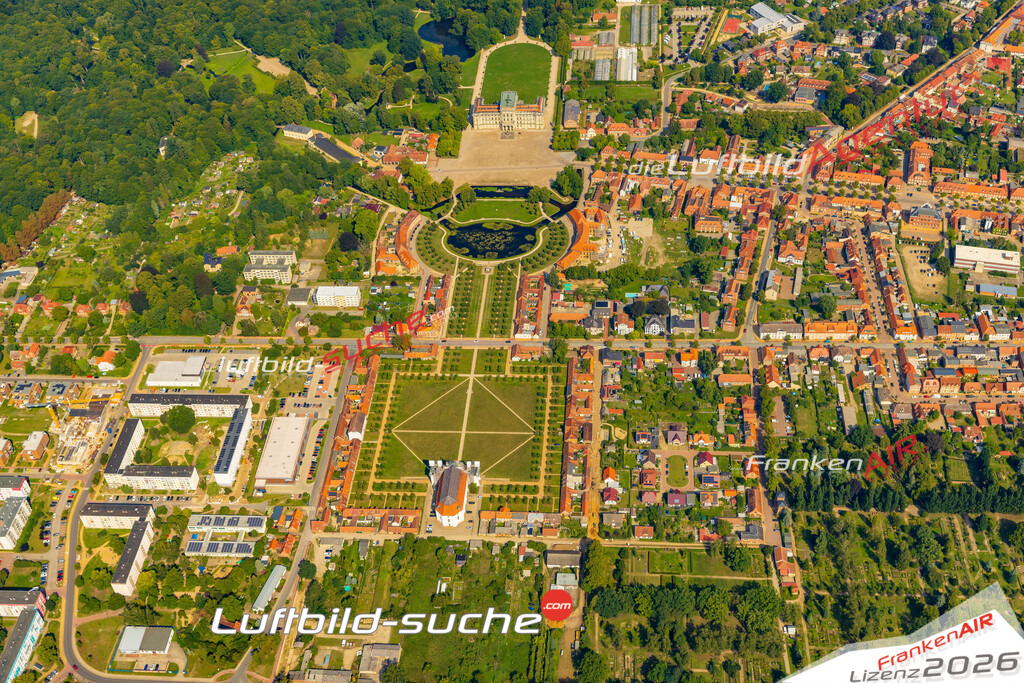 Schloß Ludwigslust Bild- Das Luftbild wurde 2025 vom UL-Flugzeug heraus erstellt ( keine Drohne bzw. Drohnenaufnahme ) - Hochauflösende Luftaufnahme -Nicht vergleichbar mit Google Maps oder Satelittenbilder- Die Geschenkidee !Mit Lizenz und Bildrechte bestellbar - CC