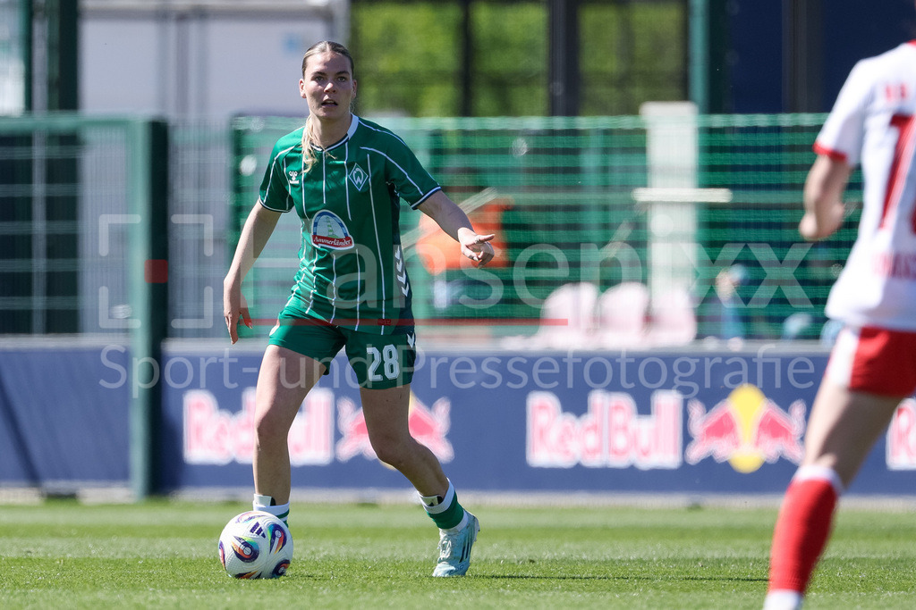 Fussball, Google Pixel Frauen-Bundesliga, RB Leipzig - SV Werder Bremen | Juliane Wirtz (SV Werder Bremen, 28) am Ball, Einzelbild, Ganzkörper, Aktion, Action, Spielszene gibt Anweisungen, gestikuliert, mit den Armen gestikulieren, DIE DFB-RICHTLINIEN UNTERSAGEN JEGLICHE NUTZUNG VON FOTOS ALS SEQUENZBILDER UND/ODER VIDEOÄHNLICHE FOTOSTRECKEN. DFB REGULATIONS PROHIBIT ANY USE OF PHOTOGRAPHS AS IMAGE SEQUENCES AND/OR QUASI-VIDEO.
