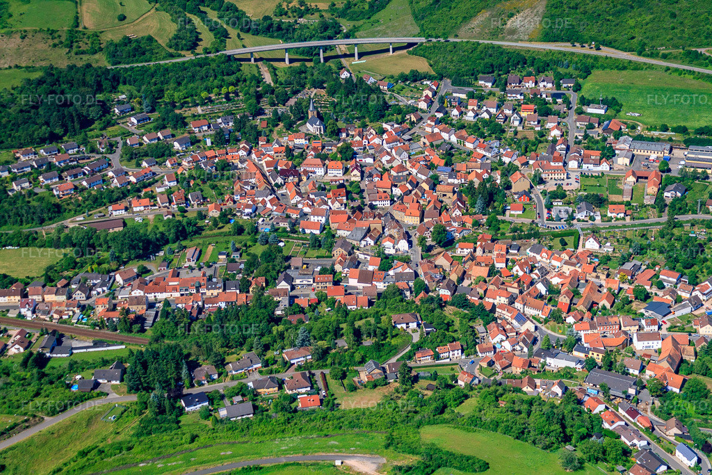 Luftbild: Ortsansicht der Straßen und Häuser der Wohngebiete in Alsenz im Bundesland Rheinland-Pfalz in Deutschland. Foto: IMG_30049.jpg vom 05.07.2010 durch Werner Riehm/FLY-FOTO.de