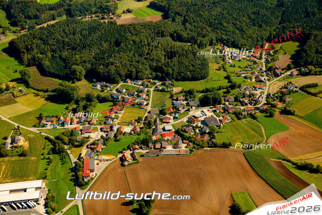 Das Luftbild zeigt : Mühlhausen Mengkofen - Die Luftaufnahme wurde 2023 vom UL-Flugzeug aus erstellt ( keine Drohne ) - Hochauflösende Luftaufnahme - Für grossformatige Ausdrucke geeignet. Die Geschenkidee !Mit Lizenz und Bildrechte bestellbar