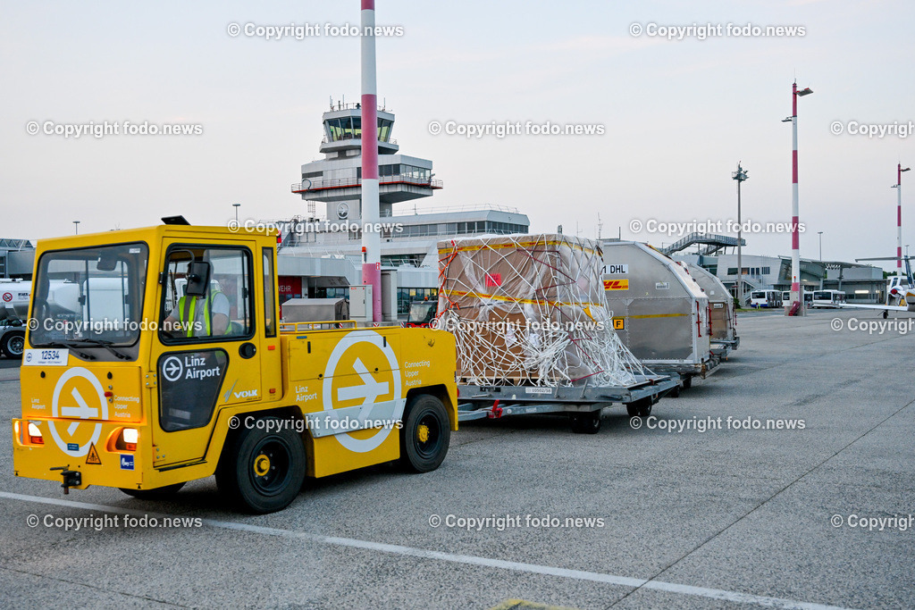 DHL Hoersching_ Warehouse_ Pakete_ Flugzeugbeladung_ 26.06.2023-55 | 26.06.2023, Linz Hoersching, AUT, DHL Hoersching, Warehouse, Flugzeugbeladung Pakete, im Bild Containertransport
