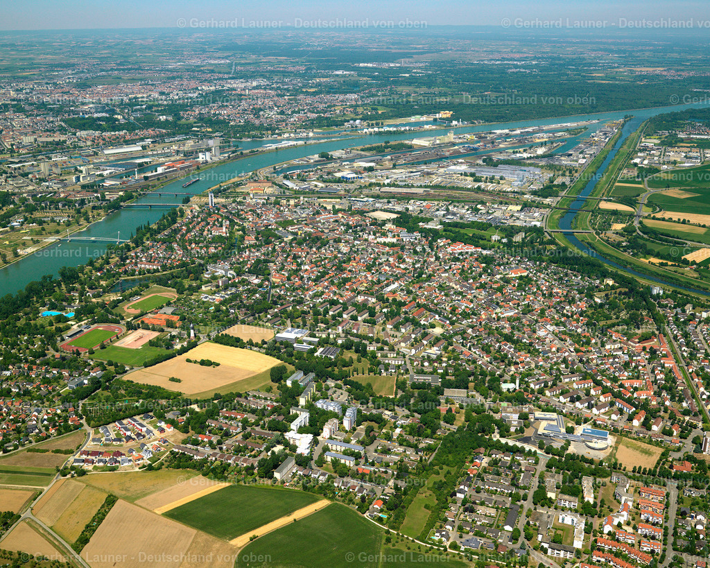 2696163 | KEHL 18.07.2006 Stadtansicht am Ufer des Flußverlaufes des Rhein im Ortsteil Kronenhof in Kehl im Bundesland Baden-Württemberg, Deutschland. // City view on the river bank of the Rhine river in the district Kronenhof in Kehl in the state Baden-Wuerttemberg, Germany. Foto: Gerhard Launer