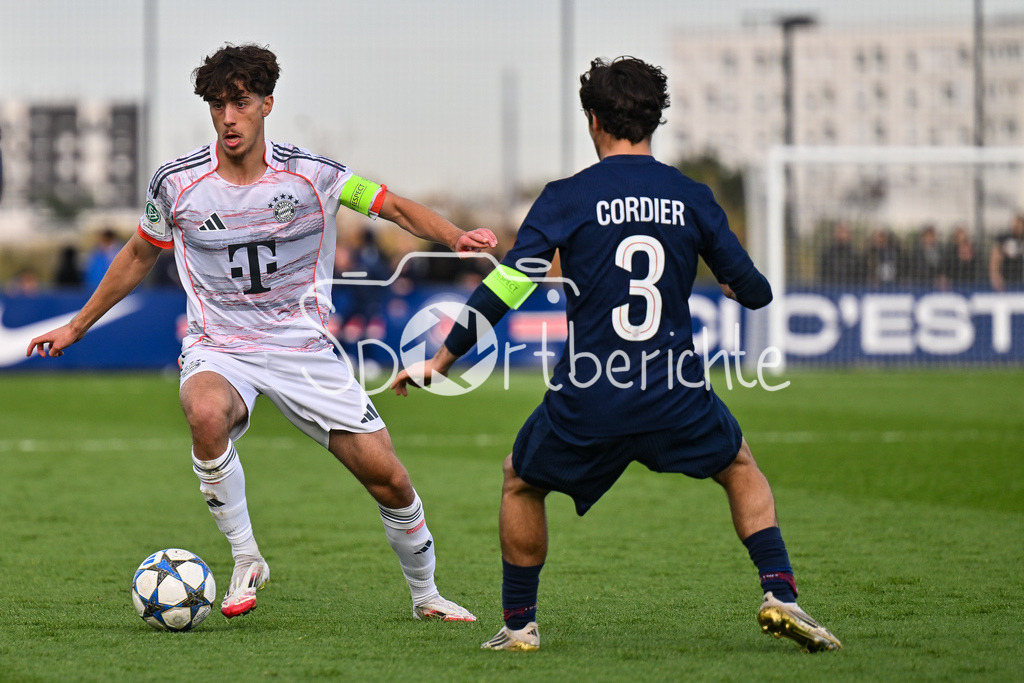 Paris Saint Germain U19 - FC Bayern München U19 | PARIS, FRANKREICH - 4. NOVEMBER: im Duell David DAIBER (FC Bayern München U19 8) und Thomas CORDIER (PSG 3) beim Ligaspiel zwischen der U19 von Paris Saint Germain und der U19 des FC Bayern München am 4. Spieltag der UEFA Youth League am PSG Campus am 04.11.2025