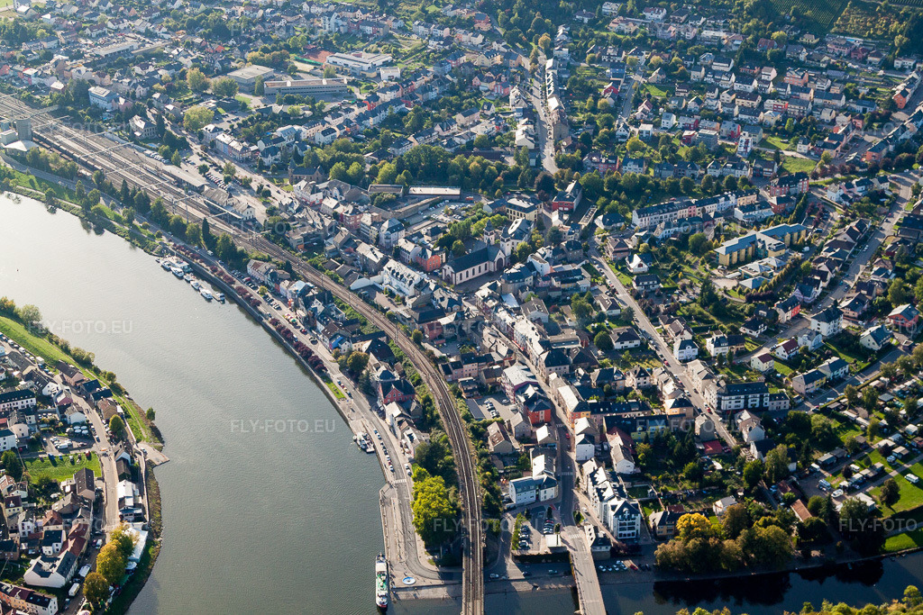 Vue aérienne: Les berges de la Moselle à Mertert à Wasserbillig dans le département Grevenmacher, Luxembourg. Photo: IMG_33887.jpg prise le 11/09/2010 par Werner Riehm/FLY-FOTO.eu – Résolution de l'original: 4752 x 3168 px