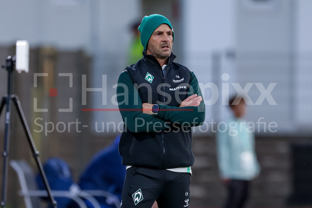 Fussball, Regionalliga Nord, SV Werder Bremen II - BSV Kickers Emden | Christian Brand (Trainer, SV Werder Bremen II), Portrait, Nahaufnahme, Einzelfoto, Einzelbild
