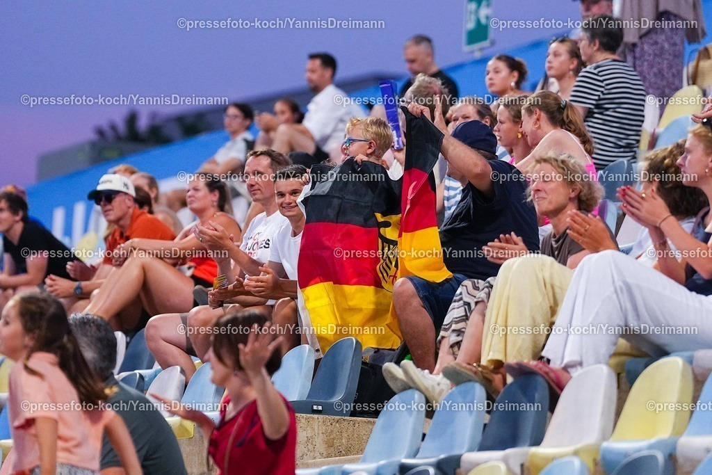xydrx15082504050 | 15.08.2025, xydrx, Frauen EuroHockey Championship 2025, Halbfinale, Belgien - Deutschland, Sparkassenpark Mönchengladbach: Fans mit einer Deutschlanf Fahne feature,,