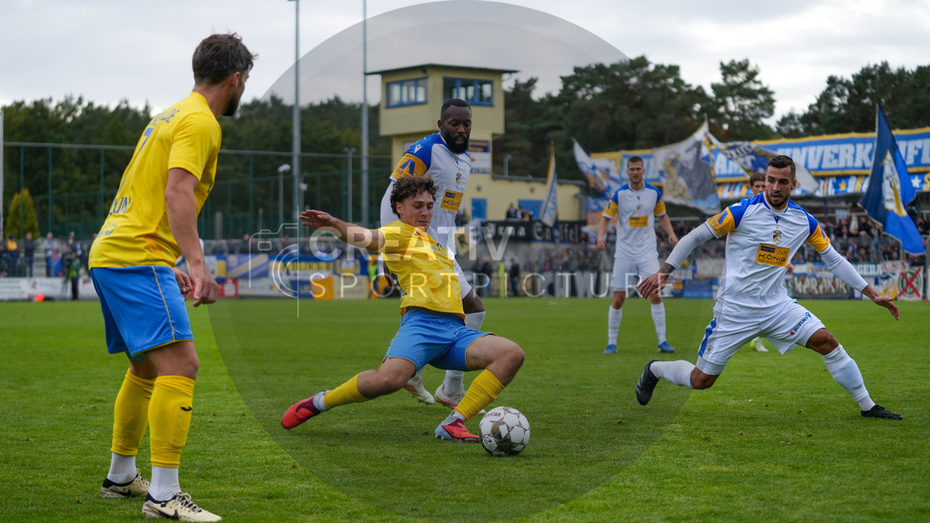 Fußball, Herren, Saison 2025/2026, Regionalliga Nordost, 11. Spieltag, FSV 63 Luckenwalde vs. FC Carl-Zeiss Jena, Samstag 05.10.2025, Werner-Seelenbinder-Stadion Luckenwalde, | Fußball, Herren, Saison 2025/2026, Regionalliga Nordost, 11. Spieltag, FSV 63 Luckenwalde vs. FC Carl-Zeiss Jena, Samstag 05.10.2025, Werner-Seelenbinder-Stadion Luckenwalde, Im Bild: v.l. Max Hathaway (Luckenwalde), Manasse Eshele (Jena) und Justin Schau (Jena) - Realisiert mit Pictrs.com