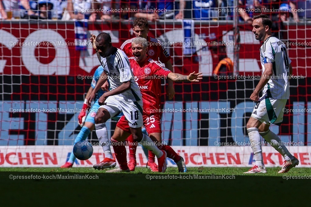 F9510052501060 | 10.05.2025, Fußball, Fortuna Düsseldorf - FC Schalke 04, 2. Fußball Bundesliga, Merkur Spiel-Arena, Saison 2024 2025: Pape Meissa Ba (Schalke04 #10) im Zweikampf gegen Matthias Zimmermann (Fortuna Duesseldorf #25) DFB regulations prohibit any use of photographs as image sequences and or quasi-video.