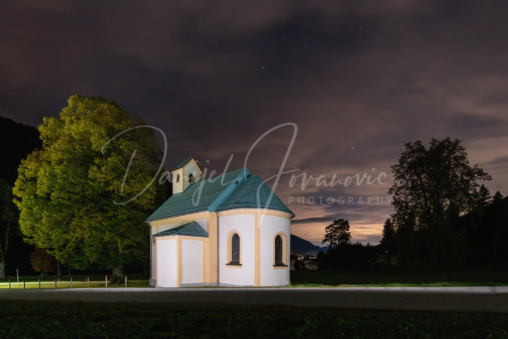 Seehofkapelle | Die Seehofkapelle am Ufer des Achensees bei Nacht