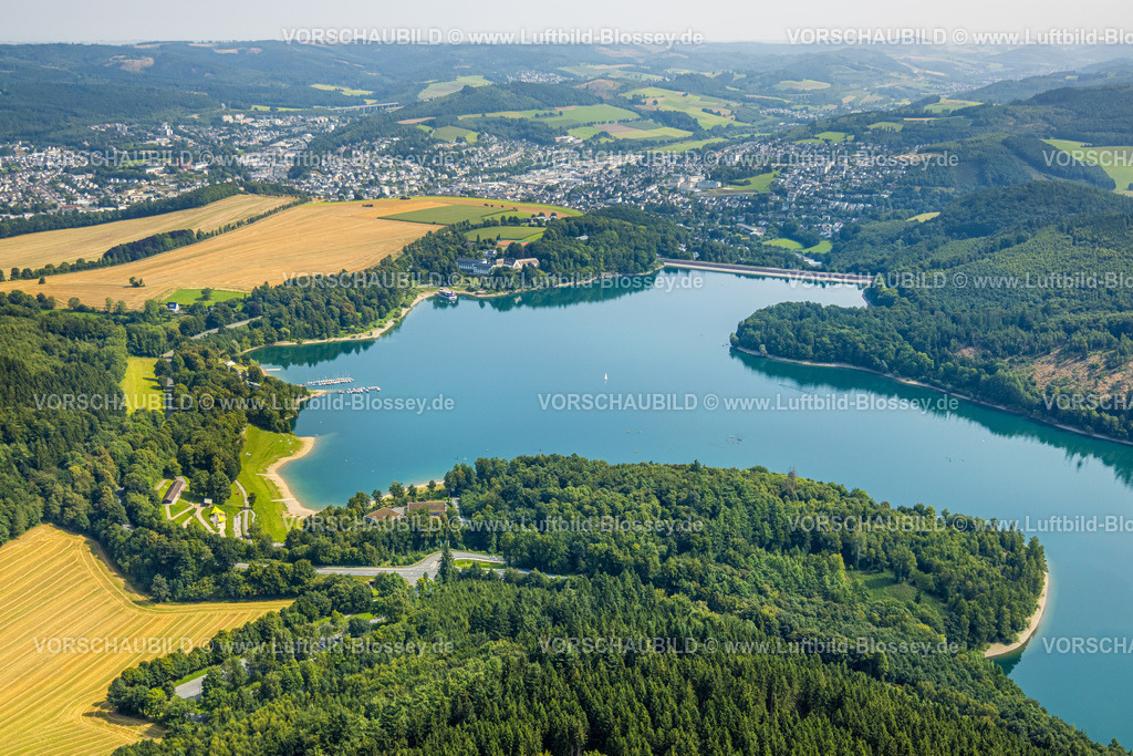 Meschede250807201 | Luftbild, Hennesee Talsperre umgeben von Wald, Welcome Hotel und Blick nach Meschede, Segelboot auf dem See, Berghausen, Meschede, Sauerland, Nordrhein-Westfalen, Deutschland