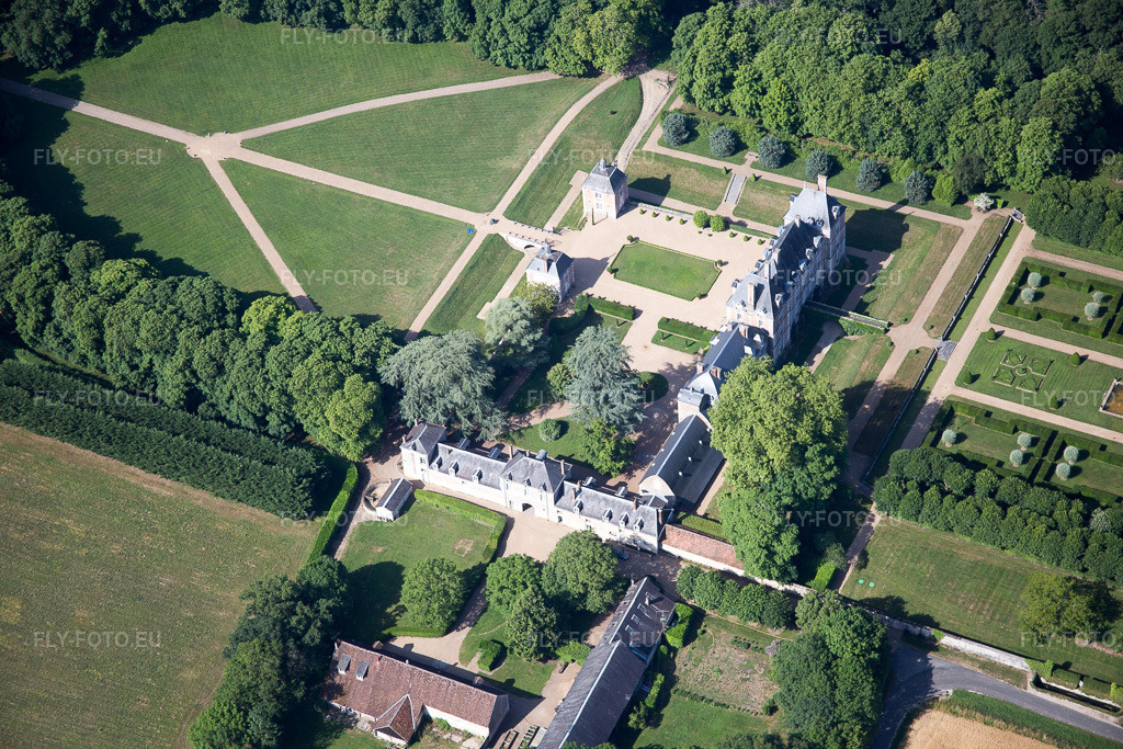 Vue aérienne: Château du Plessis-Fortia sci à Huisseau-en-Beauce dans le département Loir et Cher, France. Photo: IMG_081189.jpg prise le 19/06/2015 par Werner Riehm/FLY-FOTO.euRésolution de l'original: 5472 x 3648 px