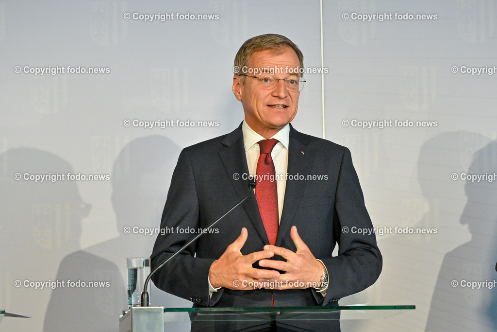 Pressekonferenz_ Land Ooe_  Oesterreichs erstes KI-Zertifizierungszentrum startet in Ooe_ 27.07.2023-5 | 27.07.2023, OK Mediendeck Linz, AUT, Pressekonferenz Stelzer,Achleitner,Haas,Manz - Oesterreichs erstes KI-Zertifizierungszentrum startet in Ooe, TUEV Austria und Software Competence Center Hagenberg eroeffnen gemeinsamen KI-Test- und Qualifizierungshub, im Bild LH Thomas Stelzer (VP)