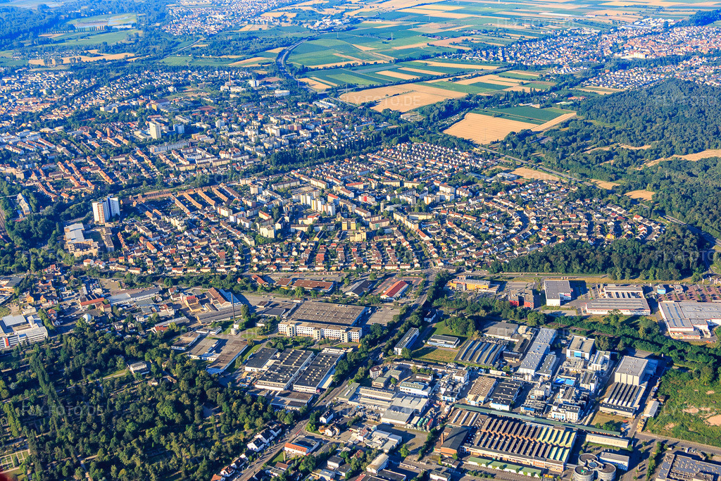 Luftbild: Speyer West mit Kurt-Schumacher-Straße aus Norden in Speyer im Bundesland Rheinland-Pfalz in Deutschland. Foto: IMG_091697.jpg vom 10.07.2016 durch Werner Riehm/FLY-FOTO.de
