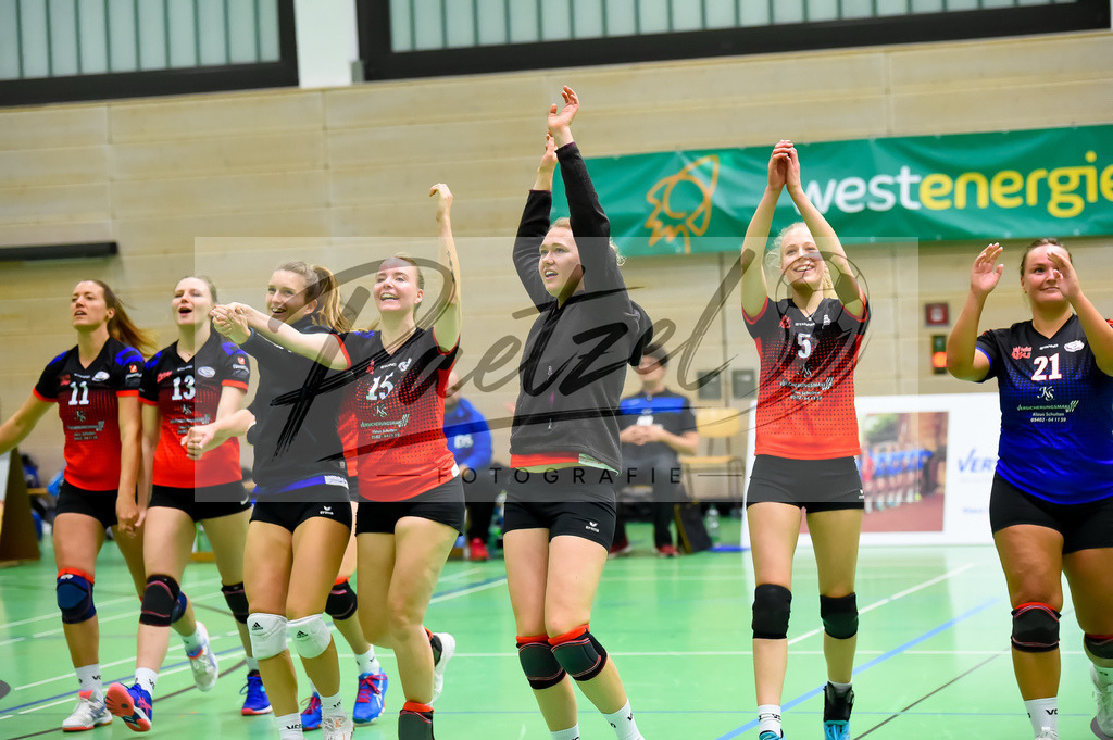 VCOBWA20211106_041 | Volleyball, Frauen:   bei dem Spiel der 3. Liga West zwischen VC Osnabrueck und SV BW Aasee in der Schlosswallhalle am 06.11.2021 in Osnabrueck, Deutschland. - Realisiert mit Pictrs.com