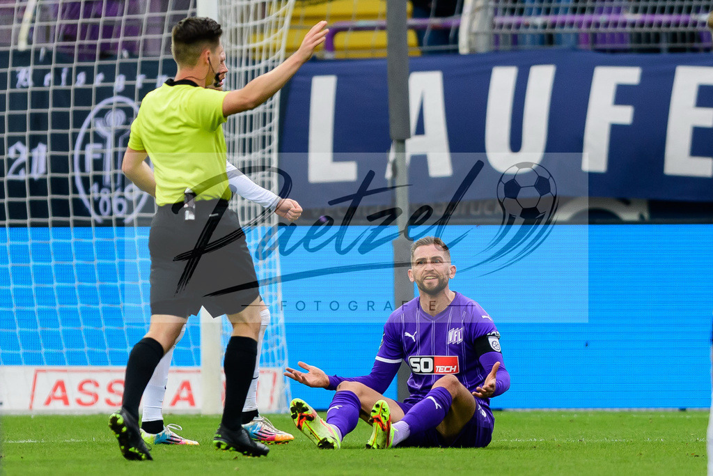 OSNTSV20211106_066 | Fussball, Herren: Marc Heider (VfL Osnabrueck) am Boden bei dem Spiel der 3. Liga zwischen VfL Osnabrueck und TSV 1860 Muenchen im Stadion an der Bremer Bruecke am 06.11.2021 in Osnanbrueck, Deutschland.DFB / DFL REGULATIONS PROHIBIT ANY USE OF PHOTOGRAPHS AS IMAGE SEQUENCES AND/OR QUASI-VIDEO. - Realisiert mit Pictrs.com