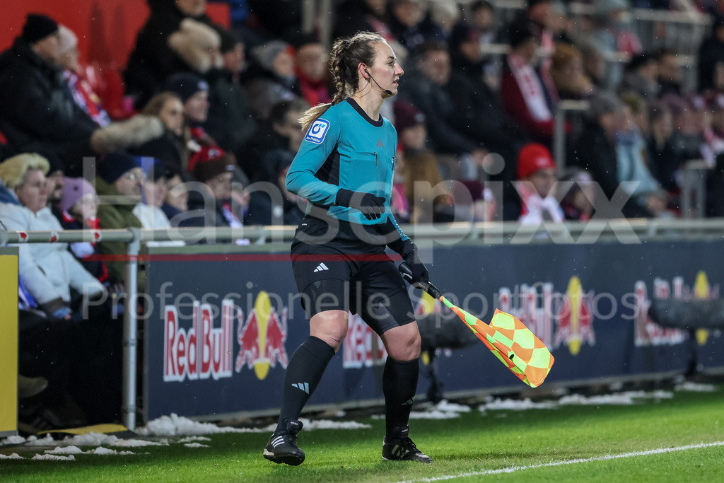 Fussball, Google Pixel Frauen-Bundesliga, RB Leipzig - 1. FFC Turbine Potsdam | v.li.: Schiedsrichter-Assistentin Sabrina Sickl, DIE DFB-RICHTLINIEN UNTERSAGEN JEGLICHE NUTZUNG VON FOTOS ALS SEQUENZBILDER UND/ODER VIDEOÄHNLICHE FOTOSTRECKEN. DFB REGULATIONS PROHIBIT ANY USE OF PHOTOGRAPHS AS IMAGE SEQUENCES AND/OR QUASI-VIDEO.