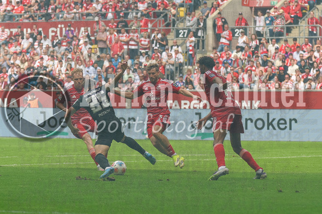 10.05.2026, GER, Fussball, Herren, 2. BL, Saison 2025/2026, Fortuna Düsseldorf - SV Elversberg | Lukas Petkov  und Christopher Lenz  und Elias Egouli  im Kampf um den Ball
