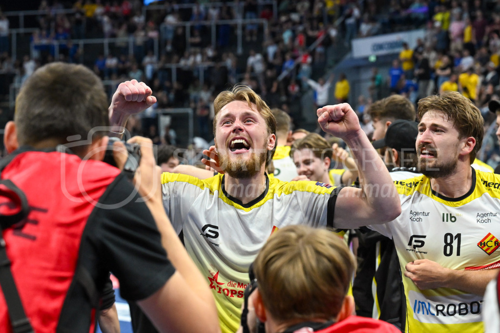 Zug United - HC Rychenberg - 25. April 2026 | Oskar Weissbach (#6 HC Rychenberg Winterthur) und Tim Aeschimann (#81 HC Rychenberg Winterthur) jubeln über den ersten Schweizer Meistertitel des Vereins am L-UPL Superfinal-Spiel zwischen Zug United und HC Rychenberg am 25. April 2026 in der BCF Arena, Fribourg, Schweiz.Bild: Sportfotografie Markus Aeschimann | www.markus-aeschimann.ch - Realisiert mit Pictrs.com