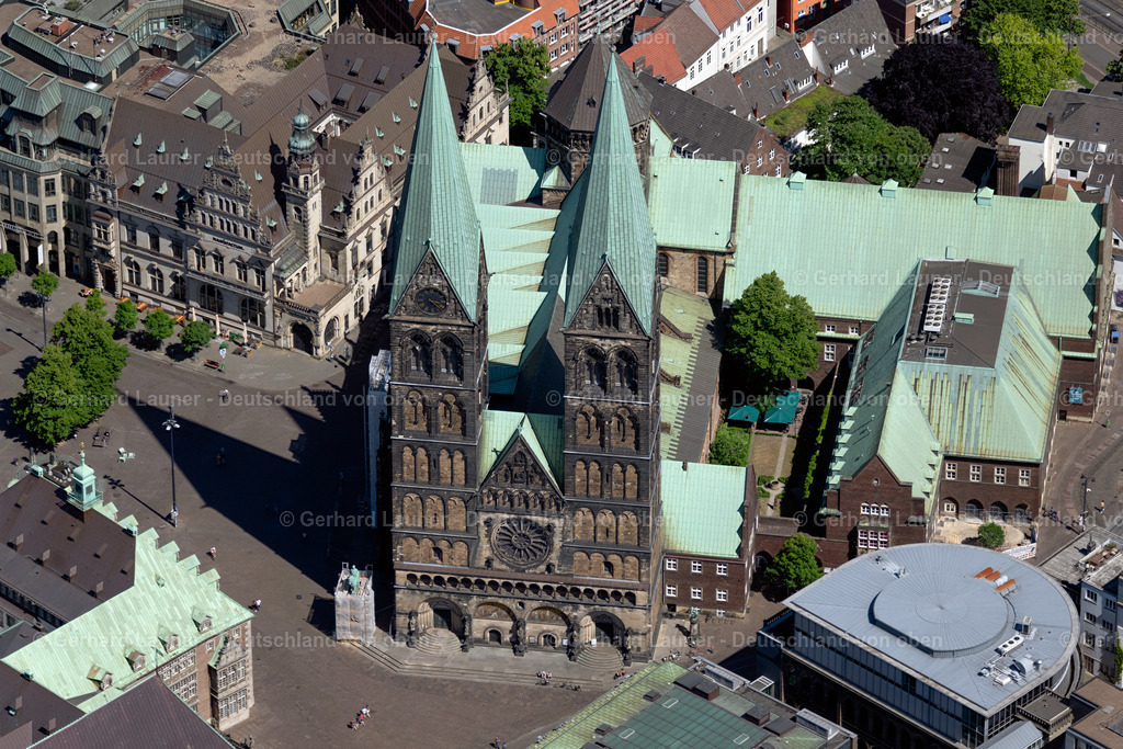 4029800 | BREMEN 01.06.2020 Kirchengebäude des Domes des " St. Petri Dom Bremen " an der Sandstraße im Ortsteil Zentrum in Bremen, Deutschland. // Church building of the cathedral of of " St. Petri Dom Bremen " on Sandstrasse in the district Zentrum in Bremen, Germany. Foto: Gerhard Launer