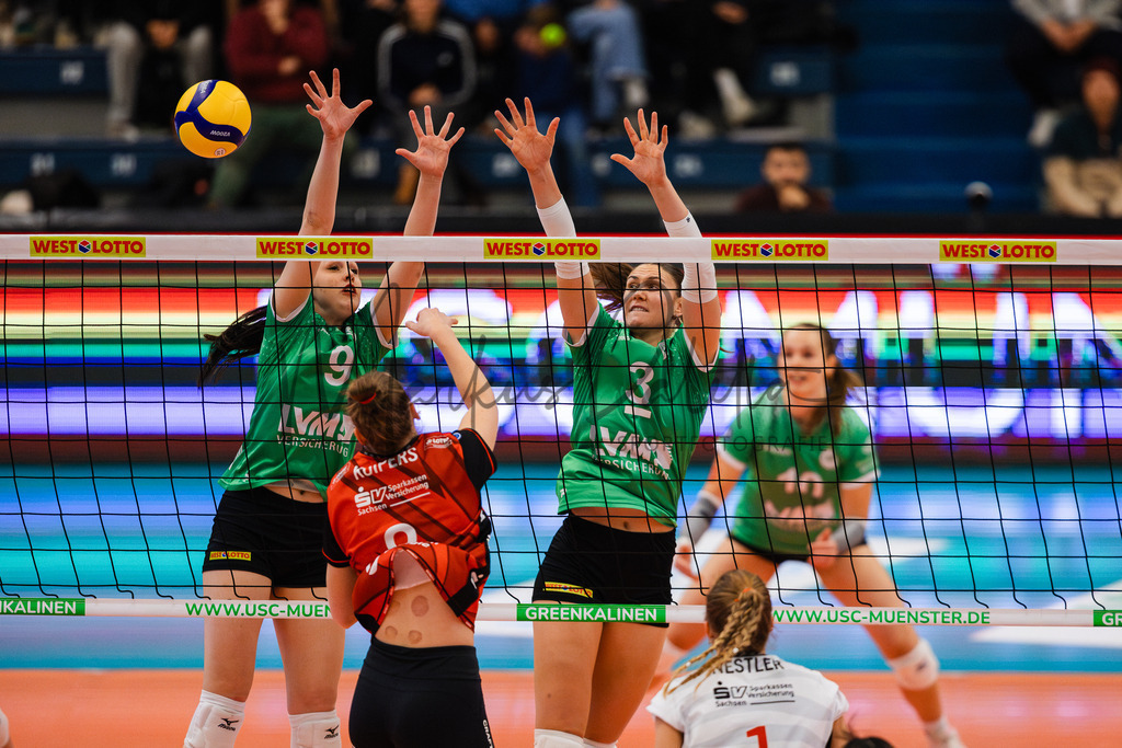 Volleyball, 1. Bundesliga Frauen, Hauptrunde, 8. Spieltag, Saison 2025/2026: USC Münster - Dresdner SC | 1. Bundesliga Frauen, Hauptrunde, 8. Spieltag, Saison 2025/2026, USC Münster empfängt Dresdner SC in der Sporthalle Berg Fidel in Münster. Foto: sportfotografie.ms | Markus Paletta - Realisiert mit Pictrs.com