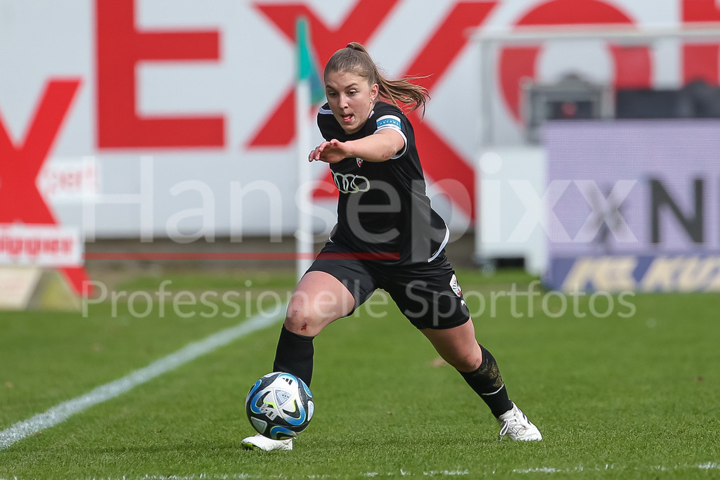 Fussball, 2. Frauen-Bundesliga, SV Meppen - FC Ingolstadt 04 | v.li.: Anja Suttner (FC Ingolstadt 04, 3) am Ball, Freisteller, Einzelbild, Ganzkörper, Aktion, Action, Spielszene, DIE DFB-RICHTLINIEN UNTERSAGEN JEGLICHE NUTZUNG VON FOTOS ALS SEQUENZBILDER UND/ODER VIDEOÄHNLICHE FOTOSTRECKEN. DFB REGULATIONS PROHIBIT ANY USE OF PHOTOGRAPHS AS IMAGE SEQUENCES AND/OR QUASI-VIDEO.