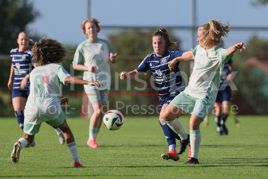 Fussball, Testspiel Frauen, Hamburger SV - SV Werder Bremen | v.li.: Amira Arfaoui (SV Werder Bremen, 8), Tarah Burmann (Hamburger SV, 30) und Ricarda Walkling (SV Werder Bremen, 13) im Zweikampf, Duell, Dynamik, Aktion, Action, Spielszene