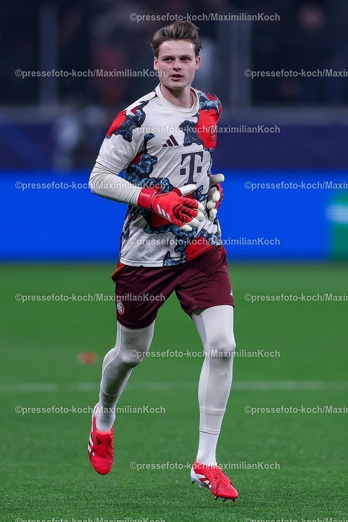 UCL11032502128 | 11.03.2025, Fußball, UEFA Champions League, Bayer 04 Leverkusen - FC Bayern München, Achtelfinale Rückspiel, BayArena, Saison 2024 2025: Torwart Jonas Urbig (FC Bayern #40)DFB regulations prohibit any use of photographs as image sequences and or quasi-video.