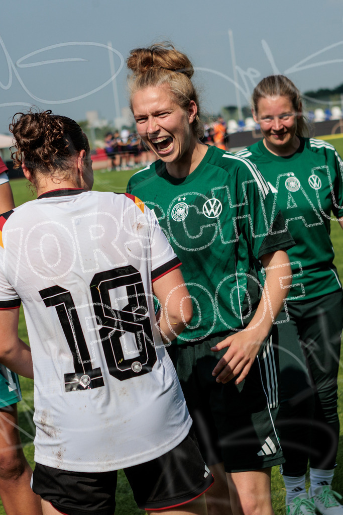Testspiel U16-Juniorinnen: Deutschland – England | Die Bildergalerie dokumentiert das Länderspiel der deutschen U16-Juniorinnen gegen die Auswahl Englands. Die Fotografien zeigen Spielaktionen, Zweikämpfe, Torchancen, Mannschaftsszenen sowie weitere Impressionen der Begegnung. Die Aufnahmen entstanden im Rahmen des Testspiels beider Nachwuchsnationalmannschaften in der Kümpel + Hellmeister Arena in Hamm am 20. Juni 2026 und halten die sportlichen und emotionalen Momente des Spiels fest. - Realisiert mit Pictrs.com