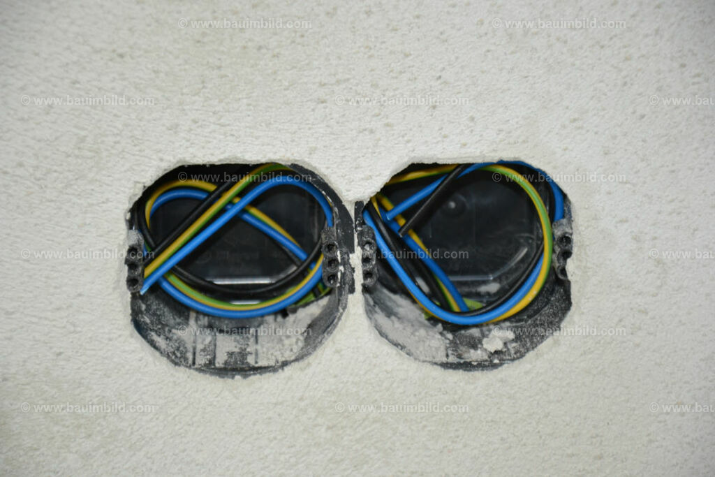 bib-lg17-elektroinstallation-0200 | Nach LV-Leistungsgruppen sortierte Detailfotos über den Bau eines Hauses. Alle Hausbau-Bilder direkt vom Urheber und Autor der Website Haus-Selber-Bauen.com
