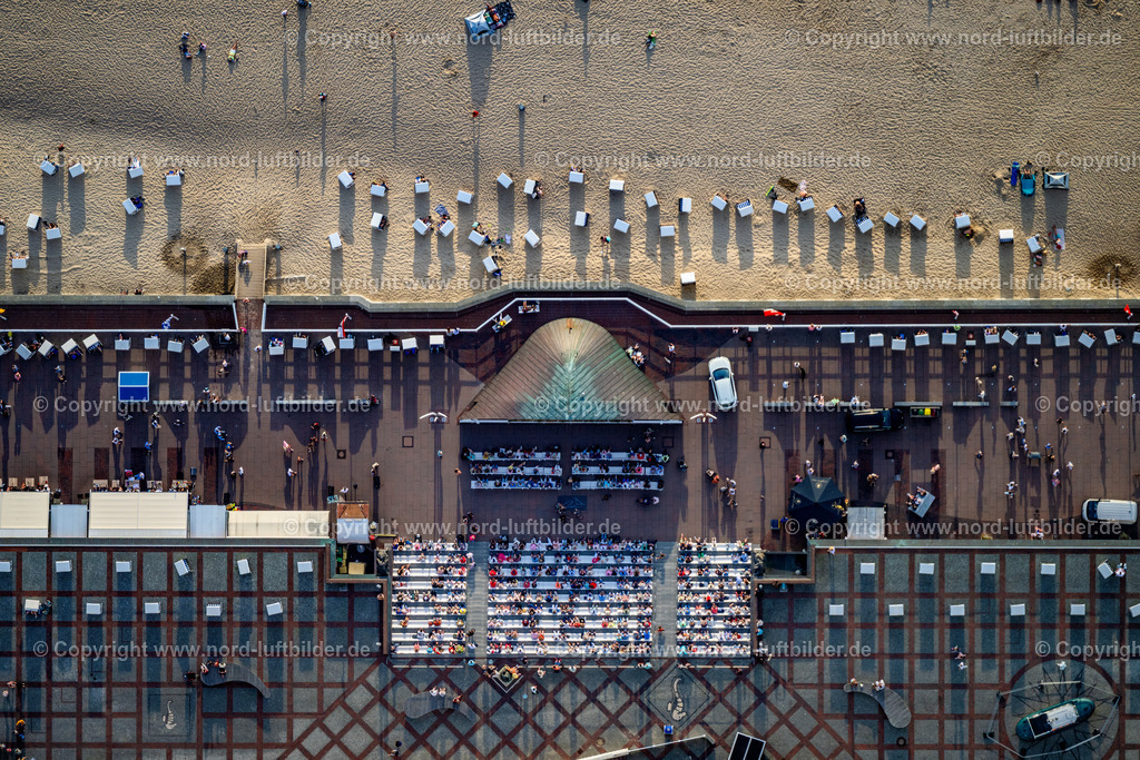 Sylt_Westerland_Strandmuschel_Konzert_Senkrechtaufnahme_ELS_7370130825 | SYLT 13.08.2025 Senkrecht- Luftbild aus der Satelliten- Perspektive vom Kurgast Bühne " Musikmuschel " am Strand von Westerland auf der Insel Sylt im Bundesland Schleswig-Holstein, Deutschland. // Vertical aerial view from the satellite perspective of the spa guest stage "Musikmuschel" on the beach of Westerland on the island of Sylt in the federal state of Schleswig-Holstein, Germany. Foto: Martin Elsen