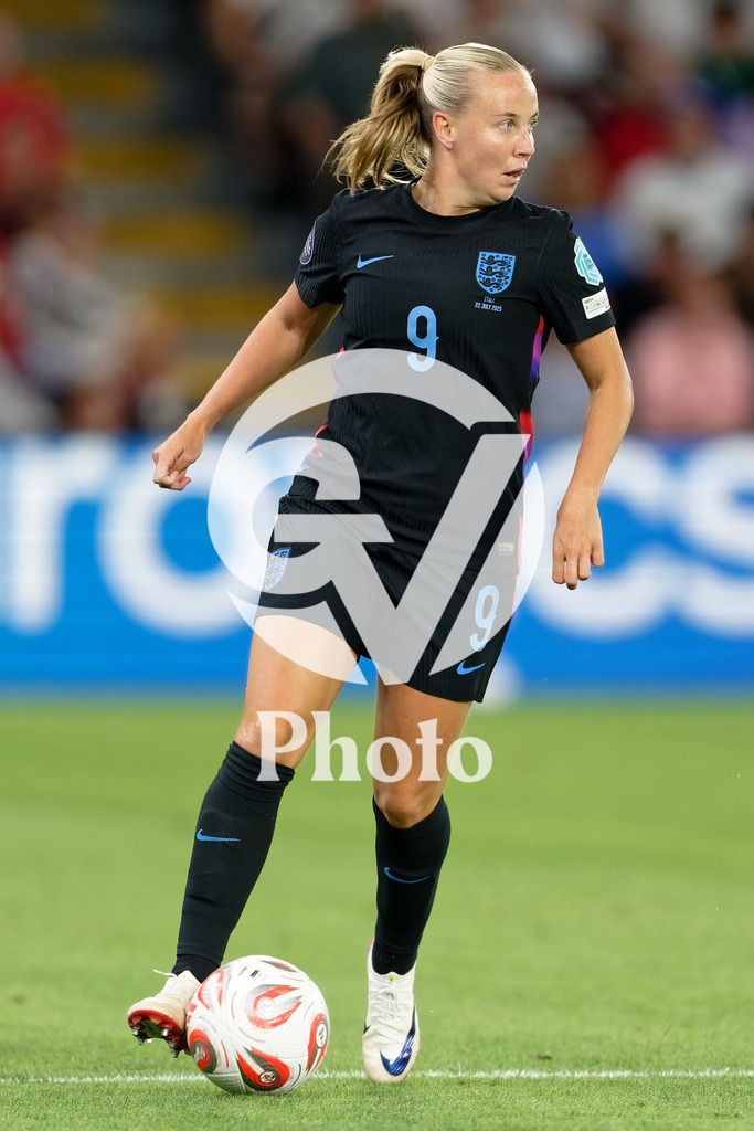 England v Italy - UEFA Women's EURO 2025 Semi-Final | GENEVA, SWITZERLAND - JULY 22:  Beth Mead of England controls the ball  during the UEFA Women's EURO 2025 Semi-Final match between England and Italy at Stade de Geneve on July 22, 2025 in Geneva, Switzerland. (Photo by Giuseppe Velletri/Sports Press Photo/Getty Images)