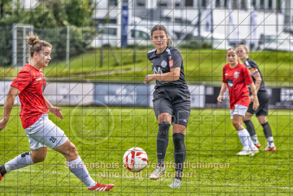20250928_133611_0259-Bearbeitet | #,1.FC Donzdorf (schwarz) vs. TV Derendingen (rot), Fussball, Frauen-Verbandsliga Württemberg, 03. Spieltag, Saison 2025/2026, Rasenplatz Lautertal Stadion, Süßener Straße 16, 73072 Donzdorf, 28.09.2025 - 13:00 Uhr,Foto: PhotoPeet-Sportfotografie/Peter Harich