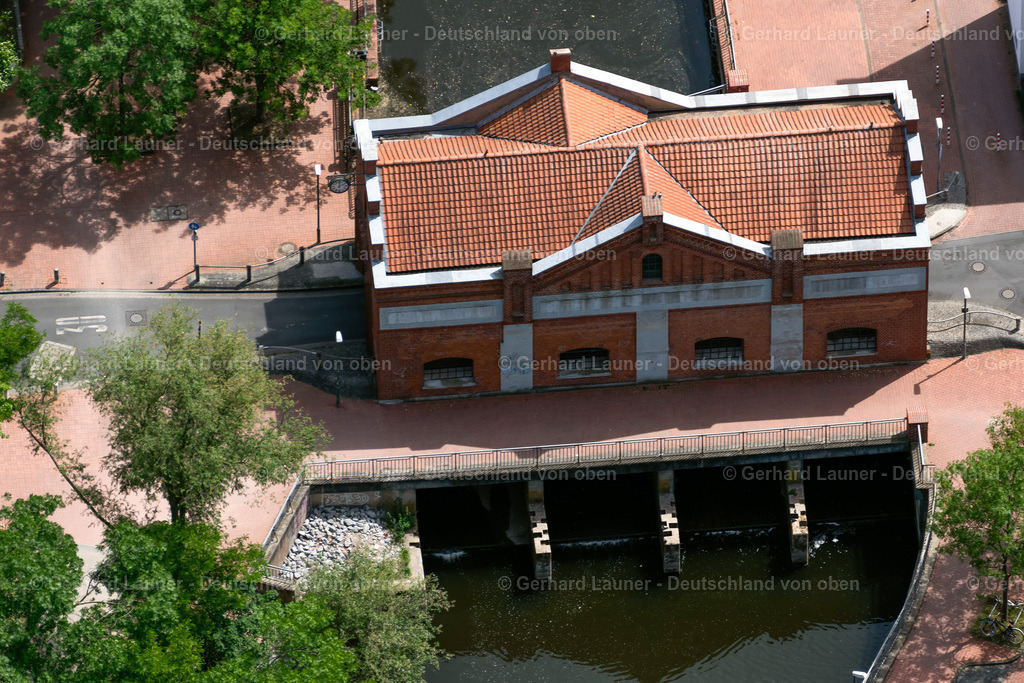 4030826 | HANNOVER 02.06.2020 Tourismus- Attraktion und Sehenswürdigkeit Wehrbrückenhaus über die Leine an der Straße Leineinsel im Ortsteil Wülfel in Hannover im Bundesland Niedersachsen, Deutschland. Weiterführende Informationen bei: Hannover.de Internet Gesellschaft mit beschränkter Haftung. // Tourist attraction and sightseeing Wehrbrueckenhaus about the Leine on street Leineinsel in the district Wuelfel in Hannover in the state Lower Saxony, Germany. Further information at: Hannover.de Internet Gesellschaft mit beschraenkter Haftung. Foto: Gerhard Launer