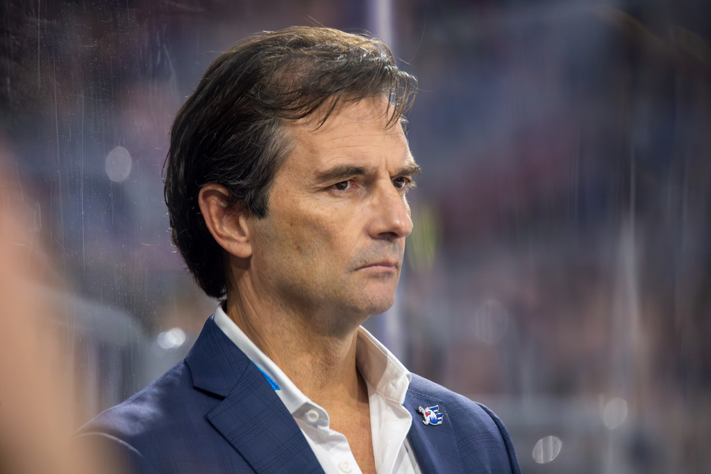 Trainer Dallas Eakins (Adler Mannheim) am 41. Spieltag der Saison 2023/2024 der DEL (Deutsche Eishockey Liga) beim Spiel gegen Iserlohn Roosters | Trainer Dallas Eakins (Adler Mannheim) am 41. Spieltag der Saison 2023/2024 der DEL (Deutsche Eishockey Liga) beim Spiel gegen Iserlohn Roosters - Realisiert mit Pictrs.com