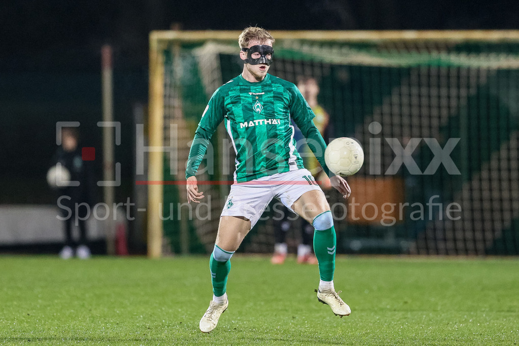 Fussball, Regionalliga Nord, SV Werder Bremen II - VfB Oldenburg | v.li.: Dennis Lütke-Frie (SV Werder Bremen II, 10) am Ball, Einzelbild, Ganzkörper, Aktion, Action, Spielszene
